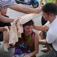俄女游客街头晕倒，市民加入热心救助的行动中