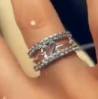 小南斯求婚成功，晒出了自己戴在无名指上的钻戒