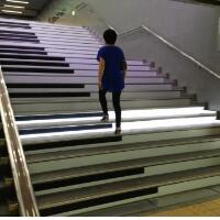 钢琴楼梯被霸占，目的是为了提升地铁文化品位