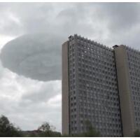 飞碟云掠过莫斯科，气象科学上叫着荚状云