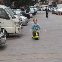 男童玩扭扭车遭碾死，母亲曾在道路中央喂饭(2)