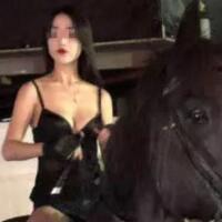 女子深夜骑马是怎么回事？