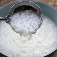 米酒的做法，用蒸熟糯米拌上酒酵发酵而成！
