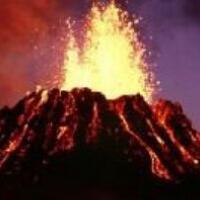 火山爆发的原因，高压下从地壳薄弱的地段冲出！