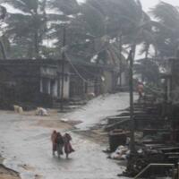 气旋风暴横扫印度，政府提醒渔民不要出海
