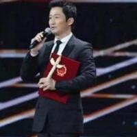 吴京获华表奖，网友称他的站姿是当场最帅气有力的站姿