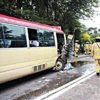 香港大巴的士相撞，出租车违规停在慢车道上！(2)
