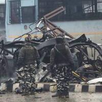 印度警车遭恐袭，造成至少42名警察部队人员死亡(2)