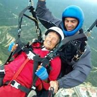 老奶奶高空跳伞，通过跳伞来筹集善款！